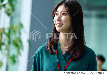 辦公室裡正在工作的年輕女商人。 122932001