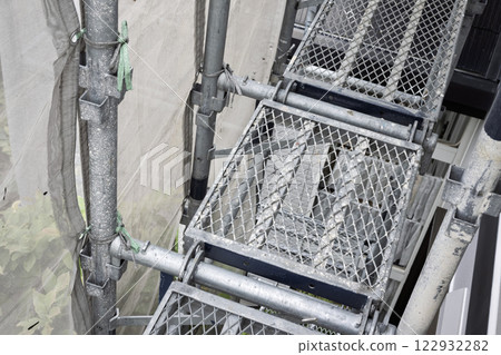 建築工地上的鋼鷹架 122932282