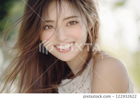 帶著可愛笑容的年輕女子。最適合美容廣告設計的人才 122932622