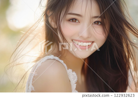 年輕女子的時尚肖像,帶著可愛的微笑 年輕女子的時尚肖像,帶著可愛的微笑 122932623