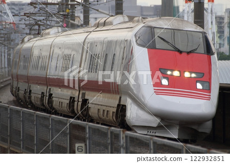 新幹線東一號線E926次列車途經武藏浦和站 122932851