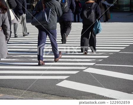 商人和人在城市過馬路的身影 商人和人在城市過馬路的身影 122932859