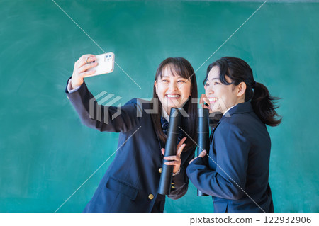 一名高中女生在教室裡手拿畢業證書自拍 一名高中女生在教室裡手拿畢業證書自拍 122932906