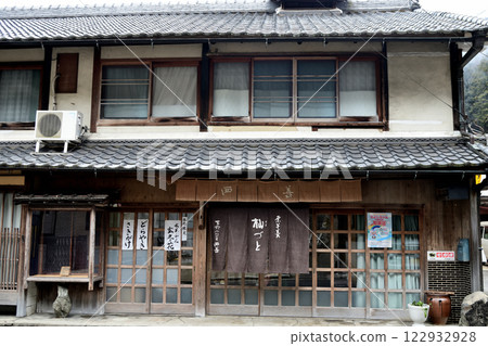Confectionery Shop (Nishizen) [Higashiyoshino Village, Yoshino District, Nara Prefecture] 122932928