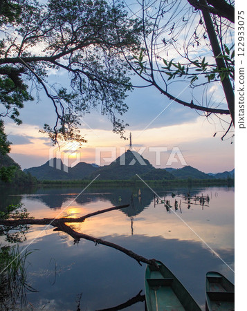 湖光山色的寧靜日落 122933075