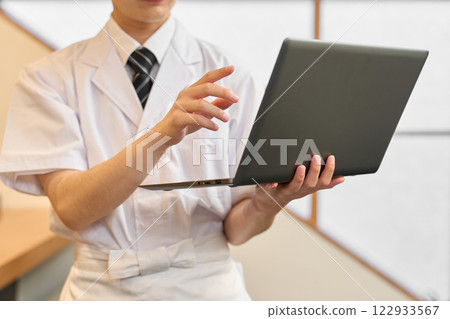 Japanese chef with a laptop 122933567