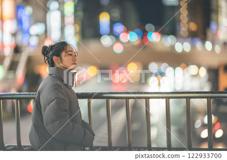 城市夜景與年輕女子肖像 城市夜景與年輕女子肖像 122933700