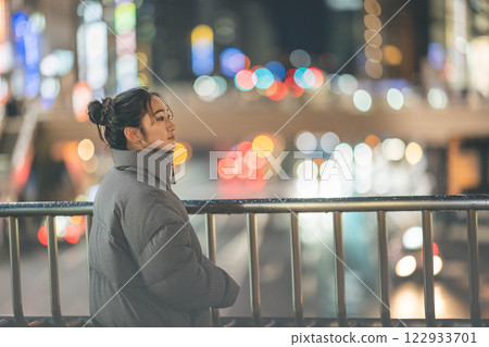 城市夜景與年輕女子肖像 122933701