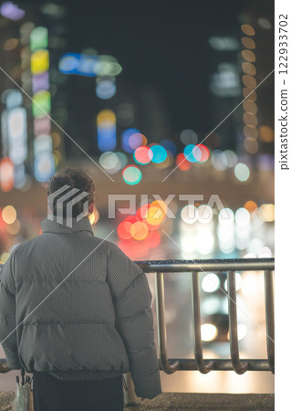 城市夜景與年輕女子肖像 122933702