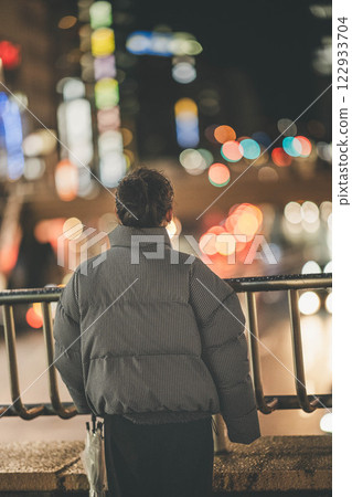 城市夜景與年輕女子肖像 城市夜景與年輕女子肖像 122933704