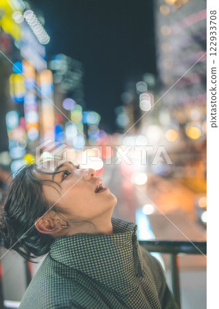 城市夜景與年輕女子肖像 城市夜景與年輕女子肖像 122933708