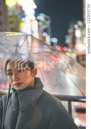 City night view and young woman portrait 122933716