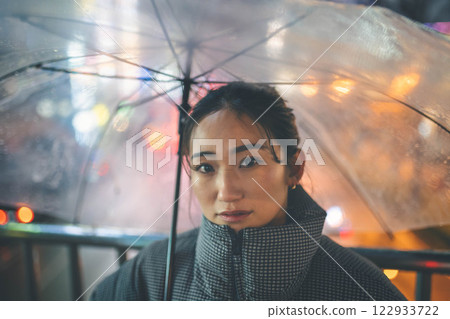 城市夜景與年輕女子肖像 122933722