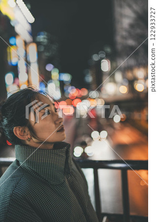 城市夜景與年輕女子肖像 城市夜景與年輕女子肖像 122933727