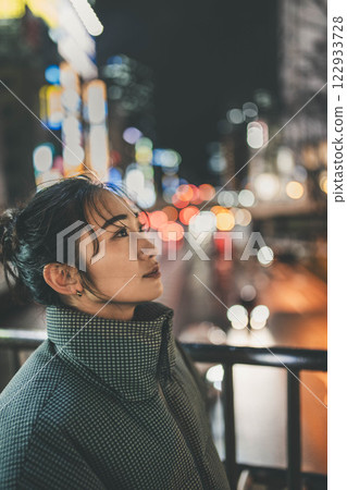 City night view and young woman portrait 122933728