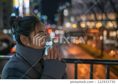 City night view and young woman portrait City night view and young woman portrait 122933730