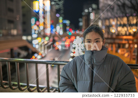 城市夜景與年輕女子肖像 122933733