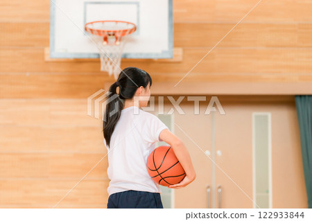 體育館裡身穿運動服、手抱籃球的女國中生和高中生 體育館裡身穿運動服、手抱籃球的女國中生和高中生 122933844