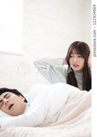 因丈夫或伴侶打鼾聲太大而無法入睡的女性 122934064
