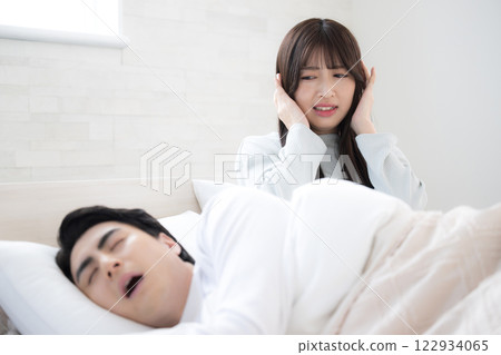 因丈夫或伴侶打鼾聲太大而無法入睡的女性 122934065