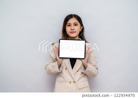 女士展示供企業使用的數位平板電腦，職業婦女拿著空白平板電腦進行銷售和演示 122934970