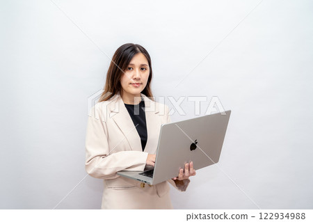 自信的女商人在專業環境中擁有一台筆式電腦。 122934988