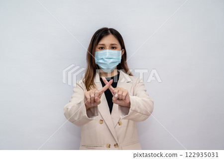 戴著面具做出禁止手勢的女商人 戴著面具做出禁止手勢的女商人 122935031