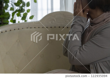 Senior woman is worried on the sofa 122935094