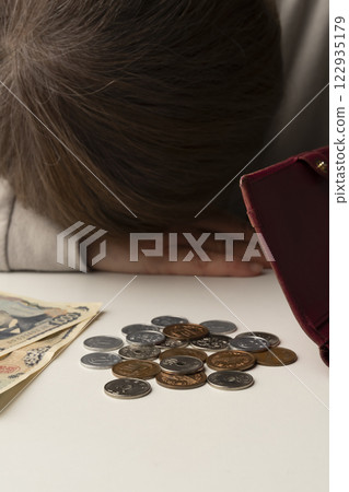 scatter the remaining cash in one's wallet on the table scatter the remaining cash in one's wallet on the table 122935179