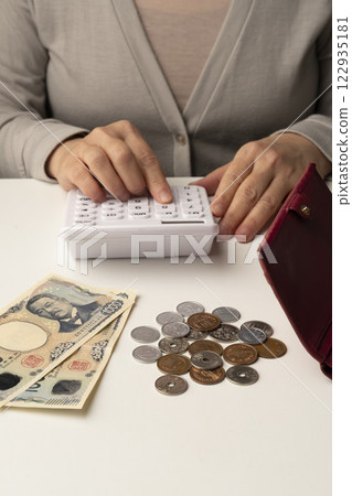 把錢包裡剩餘的現金散落在桌上 122935181