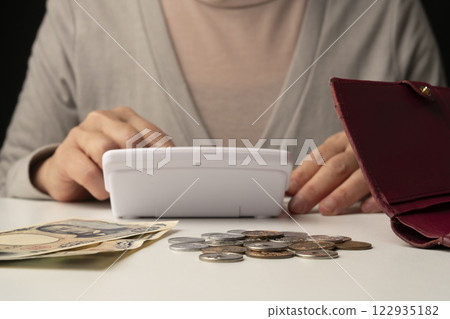 把錢包裡剩餘的現金散落在桌上 122935182