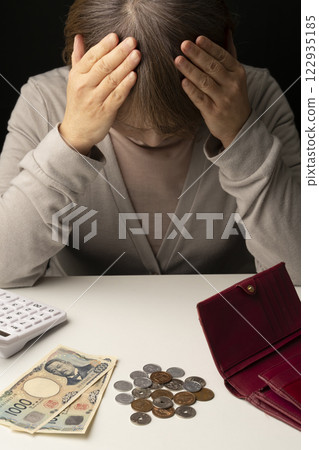 scatter the remaining cash in one's wallet on the table scatter the remaining cash in one's wallet on the table 122935185