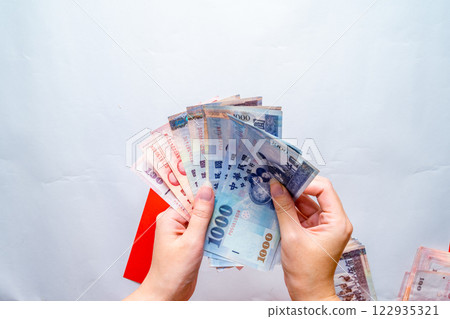 台灣農曆新年紅包，包含現金、獎金和工資概念 — — 財務成功與財富 122935321