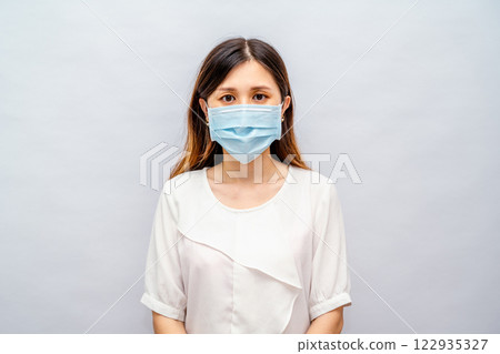 戴口罩的女性會感到不舒服,並出現瘀傷或疲勞的跡象。 戴口罩的女性會感到不舒服,並出現瘀傷或疲勞的跡象。 122935327