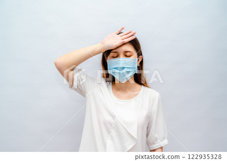 戴口罩的女性會感到不舒服,並出現瘀傷或疲勞的跡象。 戴口罩的女性會感到不舒服,並出現瘀傷或疲勞的跡象。 122935328