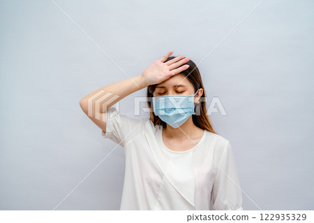 戴口罩的女性會感到不舒服,並出現瘀傷或疲勞的跡象。 戴口罩的女性會感到不舒服,並出現瘀傷或疲勞的跡象。 122935329