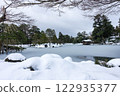 Snow scene of Kenrokuen 122935377