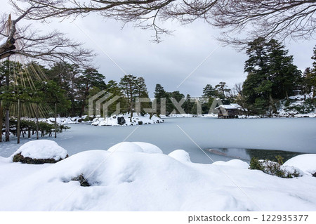 Kenrokuen的雪景 122935377