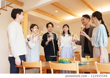 男人和女人在家庭聚會上舉杯慶祝 122935544