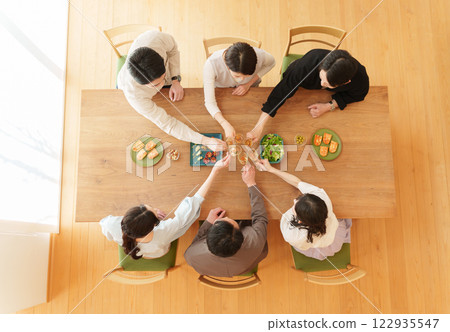 男人和女人在家庭聚會上舉杯慶祝 122935547