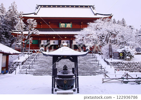 日光市日光山輪王寺雪景 日光市日光山輪王寺雪景 122936786