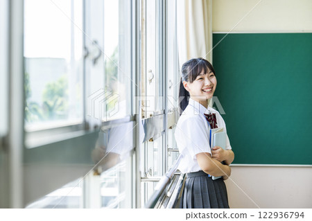 高中女孩肖像微笑側面 122936794