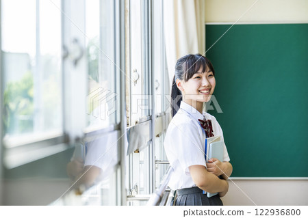 高中女孩肖像微笑側面 122936800