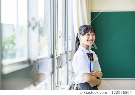 高中女孩肖像微笑側面 122936804