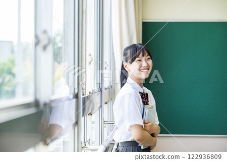 高中女孩肖像微笑側面 122936809