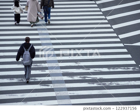 Figure of businessman and people crossing pedestrian crossing in city Figure of businessman and people crossing pedestrian crossing in city 122937156