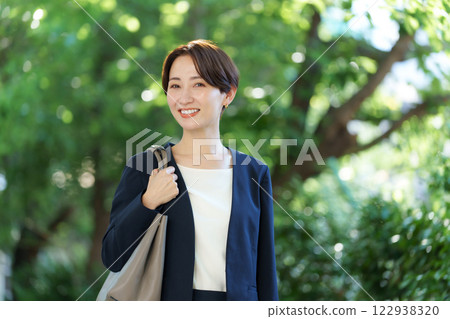 Woman business fresh green 122938320