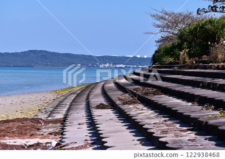 A stepped seawall descending to the beach at Kin Bay in Okinawa Prefecture 122938468