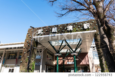 JR中央線武藏野境站南口車站入口冬日晴朗的藍天東京都武藏野市 JR中央線武藏野境站南口車站入口冬日晴朗的藍天東京都武藏野市 122938743