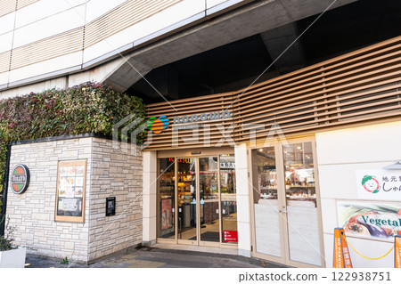Playing at nonowa Musashisakai, a clear winter sky, Musashino City, Tokyo 122938751